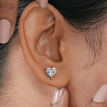 A single Lab Diamond Solitaire Stud Earrings piece on the earlobe, offering a clean, Urbane look with a sustainable, intense sparkle.